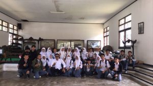 SISWA SISWI SMAN 2 SUMEDANG MELAKUKAN KUNJUNGAN KESEJARAHAN